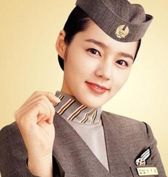 본문 이미지 - 한가인의 임신 소식이 전해진 가운데 항공사 모델 시절 모습이 재조명되고 있다.ⓒ News1star/ 아시아나항공