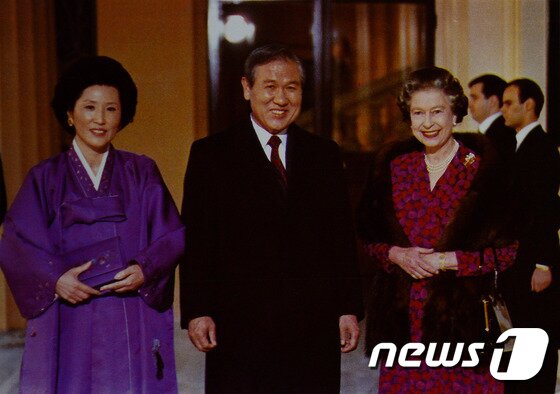 본문 이미지 - 노태우 전 대통령과 영부인 김옥숙 여사가 1989년 엘리자베스 2세 영국여왕을 예방, 버킹엄궁 현관에서 영접나온 여왕과 활짝 웃으며 포즈를 취하고 있다. (한국사진기자협회 보도사진연감) 2015.11.23/뉴스1