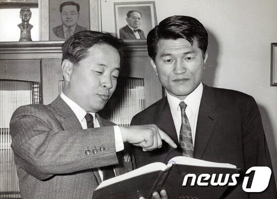 본문 이미지 - 70년대 초반 김영삼 전 대통령이 최형우 전 장관과 자료를 살펴보고 있다. 문민시대를 열었던 김 전 대통령은 22일 오전 0시 22분 패혈증과 급성심부전으로 서울대병원에서 서거했다.(김영삼민주센터) 2015.11.23 ⓒ 뉴스1