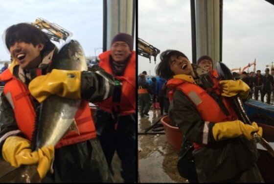 본문 이미지 - ‘그린실버 고향이 좋다’ 광희가  방어잡이 인증사진을  촬영했다. ⓒ News1star/MBC ‘무한도전’ 트위터