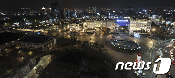 (광주=뉴스1) 황희규 = 23일 오후 광주 동구 국립아시아문화전당이 조명을 밝히고 있다. 아시아문화전당은 옛 전남도청 부지에 건설돼 25일에 공식 개관한다. 2015.11.23/ …