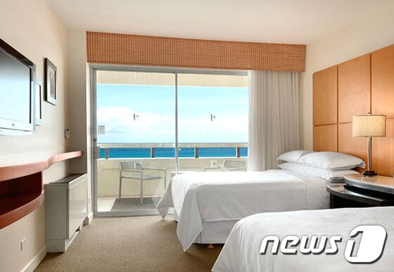 본문 이미지 - 쉐라톤 와이키키의 객실은 차분하고 쾌적한 인테리어를 자랑한다. 사진 제공/ 허니문리조트ⓒ News1