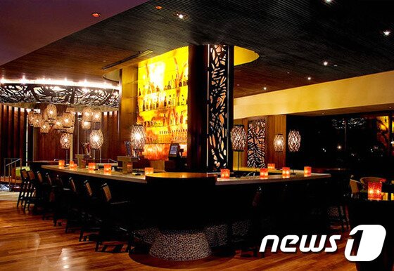 본문 이미지 - 럼파이어는 101가지 럼을 즐길 수 있고, 이를 이용한 오리지널 칵테일을 맛볼 수 있다. 사진 제공/ 허니문리조트 ⓒ News1