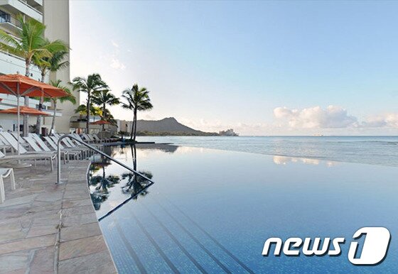 본문 이미지 - 인피니티 에지 풀은 최첨단 시스템으로 관리되어 몸과 마음의 완전한 휴식을 제공한다. 사진 제공/ 허니문리조트 ⓒ News1