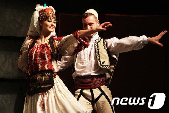 본문 이미지 - '발칸 12개국 여행설명회'의 하나로 알바니아 민속 공연단이 전통 공연을 펼치고 있는 모습. 2015.11.23/뉴스1트래블 ⓒ News1 travel 조용식 기자