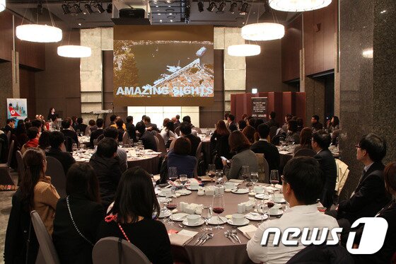 본문 이미지 - '발칸 12개국 여행설명회'에 참석한 국내 여행업계 관계자들이 발칸 랜드웨이즈의 홍보 동영상을 지켜보고 있다. 2015.11.23/뉴스1트래블 ⓒ News1 travel 조용식 기자