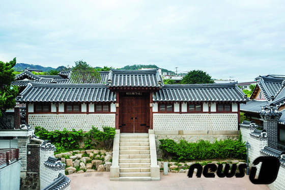 ‘백인제 가옥’은 서울역사박물관에 의해 건축 당시 모습으로 복원하고, 당시 서울 상류층이 사용했던 생활 집기와 가구들을 함께 전시해 지난 18일 시민들에게 개방됐다. 사진 출처/ 서울역사박물관 © News1