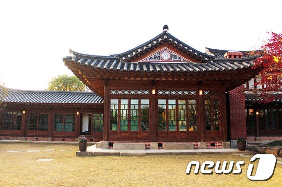 본문 이미지 - 영화 ‘암살’에서 강인국의 저택으로 나온 ‘백인제 가옥’은 한옥 12채 합친 부지에 전통방식과 일본양식이 접목되어 당시 조선 시대 최고 권력가, 재력가들이 살았던 최고급 가옥이다. 사진/ 사효진 기자 ⓒ News1