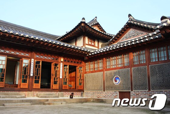 본문 이미지 - 안채는 안마당을 중심으로 전통의 근대 한옥을 보여주며, 가족들이 주로 생활했던 공간이다. 기둥에는 ‘주련’이라 하여 집안이 잘살 수 있도록 하는 좋은 글귀나, 바람들을 써서 걸어놓았다. 사진/ 사효진 기자 ⓒ News1