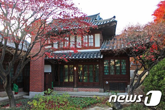 본문 이미지 - 안채는 외부 남성이 절대 들어올 수 없는 공간으로 담으로 구분 지어 놨다. 하지만 집안의 남자들은 복도를 통해 왕래할 수 있었으며, 일부 2층으로 되어있다. 이는 전통 한옥에서는 찾아볼 수 없는 백인제 가옥만의 특징이다. 사진/ 사효진 기자 ⓒ News1