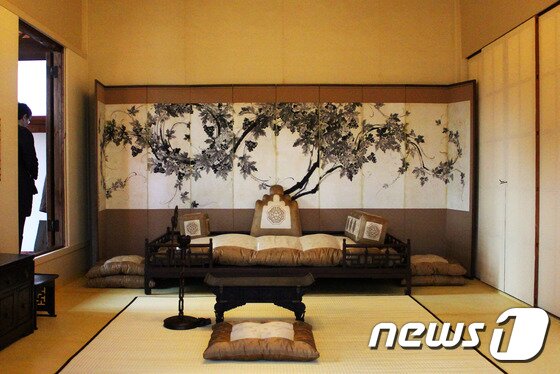 본문 이미지 - 사랑채 안쪽에는 병풍으로 포도가 그려져 있다. 이는 다산을 상징해 집안의 자손 번성을 기원했다. 사진/ 사효진 기자 ⓒ News1