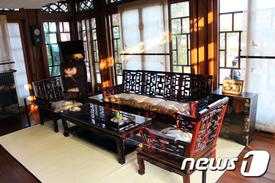 본문 이미지 - 사랑채는 당시 역대 조선총독부 총독들을 비롯해 당시 권력가들을 초대해 연회를 즐기던 곳이다. 창문을 열면 앞마당이 바로 연결된다. 사진/ 사효진 기자 ⓒ News1