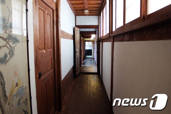본문 이미지 - 사랑채에서 안채로 갈 수 있는 복도의 모습이다. 이는 바깥주인과 안주인의 사이가 좋았다는 것을 대변해 주기도 한다. 사진/ 사효진 기자 ⓒ News1