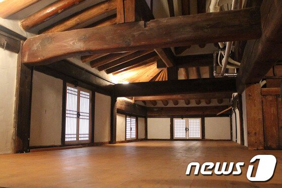 본문 이미지 - 안채 복도 끝에는 2층 다락방이 있는데, 영화 암살에서 배우 이정재가 숨어있던 곳이다. 사진/ 사효진 기자 ⓒ News1