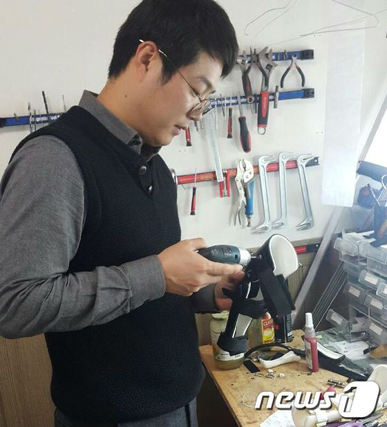 본문 이미지 - 김정현 펫츠오앤피 대표가 직접 장애견 보조기를 만드는 모습. ⓒ News1