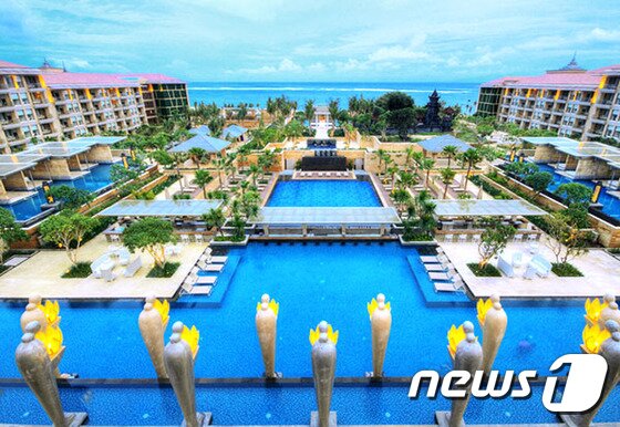 본문 이미지 - 지난해부터 2년 연속 수상을 한 물리아 발리는 럭셔리 휴양 지역인 누사 두아에 위치한 세계적인 고급 호텔&리조트로 명성이 높다. 사진/ 트래블바이크뉴스 DB ⓒ News1