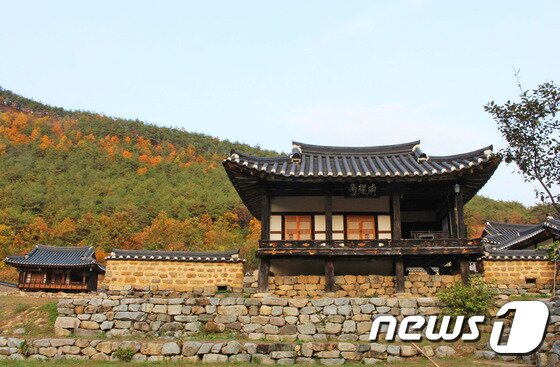 본문 이미지 - 농암 종택에는 긍구당이라는 별당이 있다. 긍구당 마루에서는 청량산과 굽이치는 낙동강의 절경을 바로 내려다볼 수 있어 종택의 스위트룸이라 불린다. 사진은 긍구당의 누마루의 모습이다. ⓒ News1 사효진