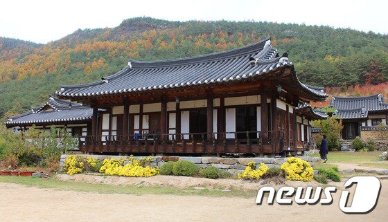 본문 이미지 - 경북 안동시 도산면 가송리에 있는 농암종택은 조선 중기 어부가를 지은 문신 이현보의 종택으로, 현재 17대 종손 이성원 선생이 종택을 지키고 있다. 농암 종택에서 손님을 맞이하는 사랑채의 모습이다. ⓒ News1 사효진 기자