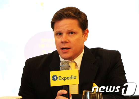 본문 이미지 - 익스피디아 아시아 조나단 싱클레어 닐 CEO가 25일 기자 간담회에서 "기존의 에어아시아, 한국의 LCC 항공 서비스에서 대형 항공사를 포함한 항공서비스를 확대해 나갈 것"이라고 밝혔다. 또한, "고객의 다양한 혜택을 제공하기 위해 멤버십 프로그램인 익스피디아 플러스(Expedia+)를 도입했다"고 말했다. 2015.11.25/뉴스1트래블 ⓒ News1 travel 조용식 기자