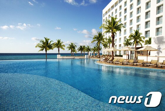 본문 이미지 - 르블랑 리조트 앞에는 야자수와 함께 바다 끝과 이어지는 인피니트 수영장이 있다. 사진 제공/ 허니문리조트 ⓒ News1