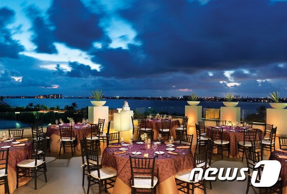 본문 이미지 - 세계 최고급 요리를 엄선해 내놓는 다섯 개의 레스토랑에서 멕시칸 요리는 물론, 프랑스, 이탈리아, 아시아 등 세계 요리의 향연을 볼 수 있다. 또한, 백사장에서 바다를 바라보며 칸쿤의 자연과 함께 로맨틱한 디너를 즐겨보자.  사진 제공/ 허니문리조트 ⓒ News1