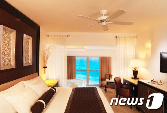 본문 이미지 - 르블랑의 객실에는 신혼부부에게 쓴 축하카드가 놓여 있고 초콜릿과 샴페인까지 서비스가  남다르다.  사진  제공/ 허니문리조트ⓒ News1