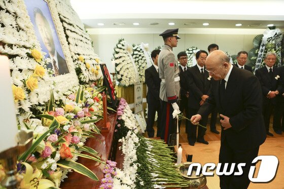 본문 이미지 - 2015년 11월 25일 전두환 전 대통령이 서울 종로구 연건동 서울대병원 장례식장에 마련된 고 김영삼 전 대통령 빈소를 찾아 조문하고 있다. ⓒ News1 사진공동취재단