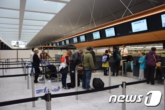 본문 이미지 - 다양한 장치를 통해 시각 장애인들이 취리히공항을 편리하고 안전하게 이용할 수 있도록 하고 있다. 사진 출처/ 취리히 공항 홈페이지ⓒ News1