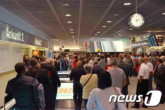 본문 이미지 - 새롭게 오픈한 취리히 공항의 터미널 2로 104개의 카운터에서 더욱 신속하게 체크인을 할 수 있게 되었다. 사진 출처/ 취리히 공항 홈페이지ⓒ News1