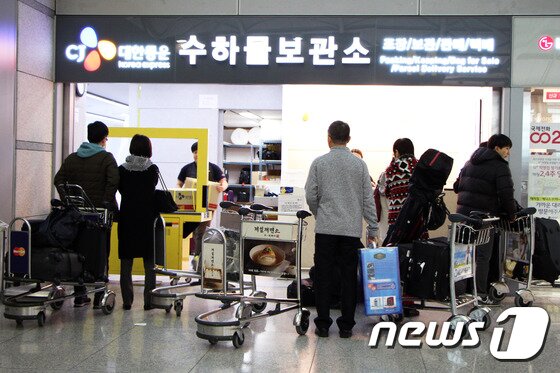 본문 이미지 - 가족여행자들이 많이 이용하는 '겨울 외투 박스 보관 서비스'는 CJ대한통운에서 이용할 수 있다.  2015.11.25. 뉴스1트래블 ⓒ News1travel 조용식 기자