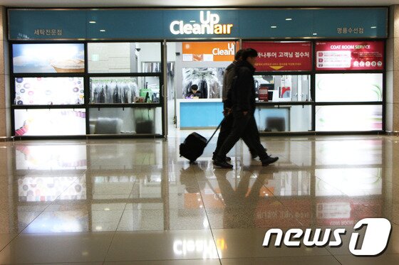 본문 이미지 - 아시아나항공과 하나투어와 제휴를 맺고 '겨울 외투 보관 서비스'를 제공하는 클린업에어는 지하 1층에 있다.  2015.11.25. 뉴스1트래블 ⓒ News1travel 조용식 기자