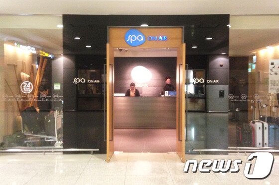 본문 이미지 - 스파온에어는 1일 2,000원의 저렴한 가격에 외투 보관 서비스를 제공한다. 별도 포장 없이 보관되어 단기 여행객에게 적합하다. 2015.11.25. 뉴스1트래블 ⓒ News1travel 조용식 기자