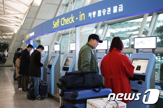 본문 이미지 - 해외로 떠나는 여행객이 키오스크를 이용해 '셀프 체크인'을 하고 있다. 셀프체크인은 일본, 동남아 등 비자가 필요 없는 나라로 여행할 경우 이용할 수 있다. 하지만, 비자 및 수속문제가 있는 나라를 방문한다면 사용할 수 없다는 점을 유의해야 한다. 2015.11.25/뉴스1트래블 ⓒ News1 travel 조용식 기자