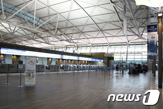 본문 이미지 - 승객이 직접 탑승권 발급과 수화물 위탁을 한 곳에서 이용할 수 있는 '자동 탑승수속' 서비스가 지난 3일부터 시작됐다. 하지만 25일 자동 탑승수속 코너는 인천공항 이용객으로부터 외면을 받고 있다. 2015.11.25/뉴스1트래블 ⓒ News1 travel 조용식 기자