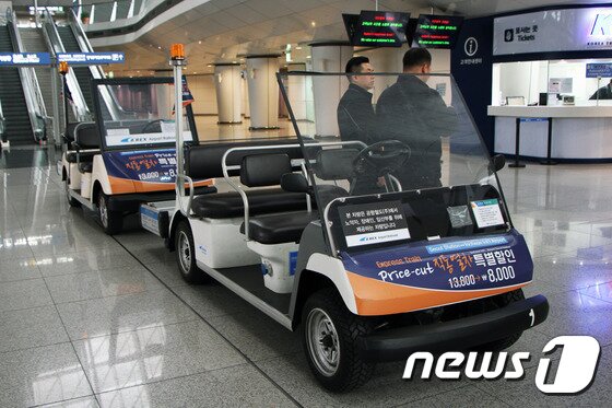 본문 이미지 - 인천공항 역 앞에는 노약자, 장애인, 임산부 등 교통약자를 위해 공항철도가 운영하는 차량이 대기하고 있다. 따라서 몸이 불편한 경우 차량이용을 무료로 할 수 있다. 2015.11.25/뉴스1트래블 ⓒ News1 travel 조용식 기자