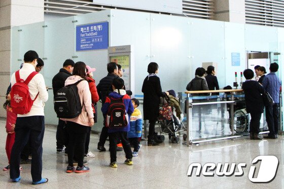 본문 이미지 - 교통약자 및 출입국 우대자를 위한 서비스의 하나로 전용 출국장이 3층 출국장의 양 끝인 1, 4번에 있다. 운영시간은 오전 7시부터 오후 7시까지 12시간 운영된다. 교통약자는 보행 장애인, 유소아, 고령자, 임산부, 항공사 병약승객 등이다. 항공사 체크인 카운터에서 이용대상자 확인을 받고, 패스트 트랙 패스(‘Fast Track Pass)를 받아 전용 출국장 입구에서 여권과 함께 제시하면 된다. 2015.11.25/뉴스1트래블 ⓒ News1 travel 조용식 기자