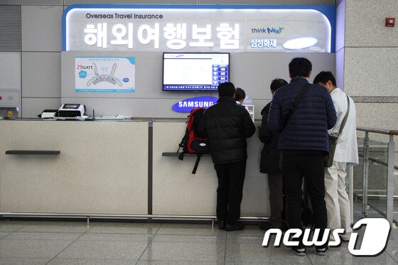 본문 이미지 - 파리테러로 인해 해외여행보험에 대한 관심이 부쩍 높아지면서, 출국장에 마련된 해외여행보험 창구에는 보험 관련 문의 및 신청이 크게 늘고 있다. 2015.11.25/뉴스1트래블 ⓒ News1 travel 조용식 기자