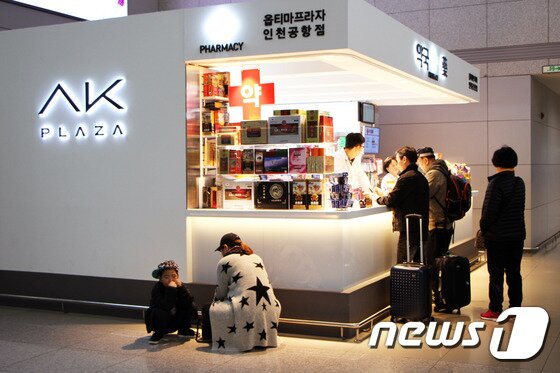 본문 이미지 - 여행 전 개인마다 필요한 상비약을 준비하지 못했다면, 인천공항 3층 출국장에 있는 약국을 찾는 여행자가 많다. 해외여행 상비약으로는 소화제, 진통제, 지사제, 감기약, 멀미약, 파스 등을 추천한다. 2015.11.25/뉴스1트래블 ⓒ News1 travel 조용식 기자