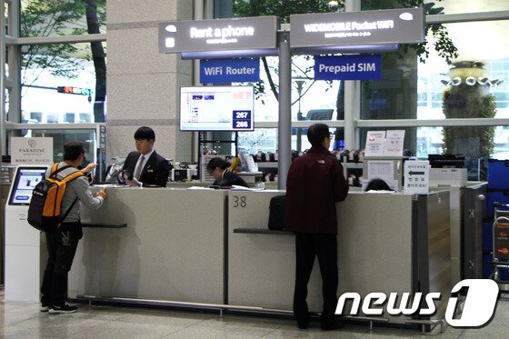 본문 이미지 - 자유여행을 떠나는 젊은 여행자들이 많이 이용하는 '포켓와이파이'. 인천공항의 지정된 장소는 물론 택배로도 포켓와이파이를 수령, 반납할 수 있다. 포켓와이파이는 최대 10명까지 이용할 수 있으며, 속도가 빨라 SNS 활용이 많은 여행자에게 유익하다.  2015.11.25/뉴스1트래블 ⓒ News1 travel 조용식 기자