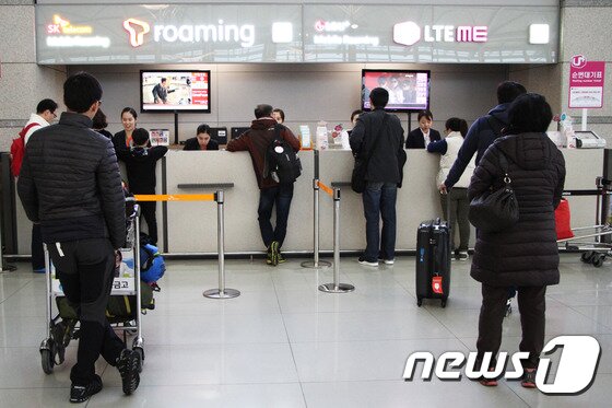 본문 이미지 - 해외여행의 빼놓을 수 없는 데이터 로밍. 이동통신 3사는 출국, 입국장에 창구를 만들어 이용자의 편의를 돕고 있다. 2015.11.25/뉴스1트래블 ⓒ News1 travel 조용식 기자