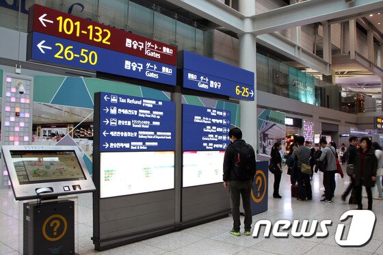 본문 이미지 - 출국장을 빠져나오면 이제 보딩패스에 있는 탑승구가 어디에 있는지 확인해야 한다. 항공기 출발 20~30분 전에 탑승구에서 대기하기 때문에 미리 자신이 가야 할 방향을 알아두어야 한다. 101~132 탑승구는 탑승동으로 내려가 수시로 운행하는 셔틀트레인을 타고 이동해야 한다. 2015.11.25/뉴스1트래블 ⓒ News1 travel 조용식 기자