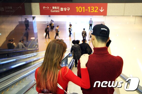 본문 이미지 - 보팅패스에 탑승구가 101~132에 해당할 경우 셔틀 트레인을 타고 이동하면 된다. 셔틀트레인은 수시로 운행되기 때문에 시간이 촉박하지 않다면 서두르지 않아도 된다. 또한, 101~132 탑승구에도 쇼핑할 수 있는 면세점이 있다. 2015.11.25/뉴스1트래블 ⓒ News1 travel 조용식 기자
