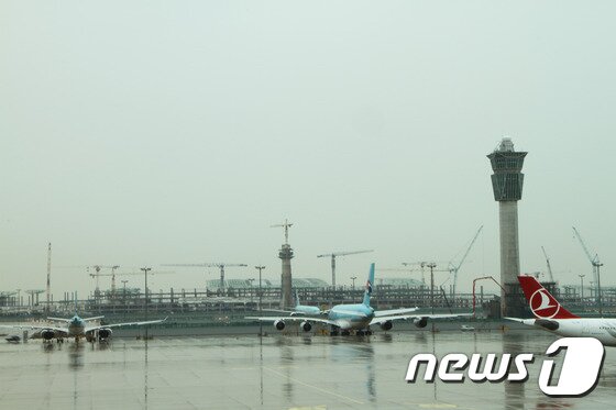 본문 이미지 - 오는 2017년까지 약 4조 9천억여 원을 투입하여 건설 중인 제2여객터미널. 제2여객터미널이 완공되면 인천공항은 연간 6천2백만 명의 여객을 처리할 수 있다. 사진은 탑승구에서 촬영한 모습. 2015.11.25/뉴스1트래블 ⓒ News1 travel 조용식 기자