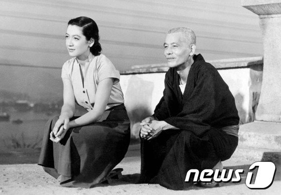 본문 이미지 - 일본의 거장 영화감독 오즈 야스지로(小津安二郞)의 '동경이야기(東京物語, 1953년)'에 출연했을 때의 하라 세츠코 ⓒ AFP=News1