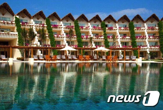 본문 이미지 - 그랜드 벨라스는 프라이빗 해변과 3개의 야외 수영장, 어린이를 위한 2개의 수영장을 갖추고 있고, 2,500평에 이르는 월드 클래스 스파 등 다채로운 시설들이 마련되어있다. 사진 제공/ 허니문리조트 ⓒ News1