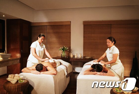 본문 이미지 - 정글 한가운데 있는 것이 특징인 그랜드 벨라스의 스파 센터는 하이드로테라피, 크레이 룸, 아이스 룸, 건식·습식 사우나 등 약 40가지의 트리트먼트를 제공한다. 사진 제공/ 허니문리조트 ⓒ News1