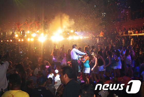 본문 이미지 - 칸쿤 시내의 코코봉고 클럽에서는 각종 퍼포먼스와 공연을 보면서 주류를 즐길 수 있다. 코코봉고에서 허니문 최고의 밤을 느껴보자. 사진 제공/ 허니문리조트 ⓒ News1