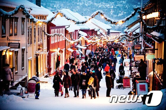 본문 이미지 - 노르웨이는 11월 말부터 크리스마스이브까지 각 지역에서 크리스마스 마켓이 진행된다. 사진 출처/노르웨이 관광청 ⓒ News1