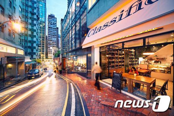 본문 이미지 - 내년 2월까지 진행되는 홍콩 최대 규모의 메가 세일은 최대 80%까지 할인된 가격에 다양한 브랜드의 제품들을 만나볼 수 있다. 사진 출처/홍콩관광청 페이스북ⓒ News1