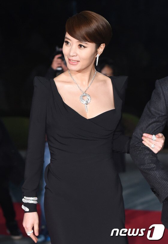 본문 이미지 - 고급스러운 섹시미. 배우 김혜수가 26일 오후 서울 경희대학교 평화의전당에서 열린 '제36회 청룡영화상' 시상식에 참석하기 위해 레드카펫을 밟고 있다. '청룡영화상'은 한국 영화의 질적 향상과 국내 영화산업의 진흥 발전을 돕기 위해 1963년 제정된 영화제로 최우수작품상, 감독상, 남여주연상, 남여조연상, 신인남여연기상, 촬영 조명상, 편집상, 기술상, 음악상, 미술상, 각본상, 신인감독상, 인기스타상, 한국영화 최대관객상, 단편영화상의 총 18개 부문에 시상한다. ⓒ News1 권현진 기자
